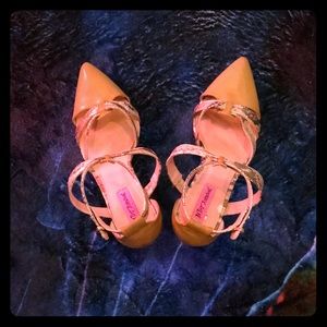 Betsey Johnson taupe 9.5 heels 👠. NWOB
